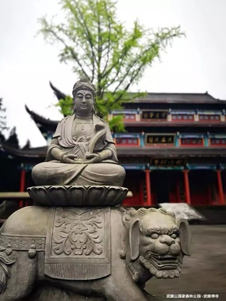 大殿前塑像.jpg